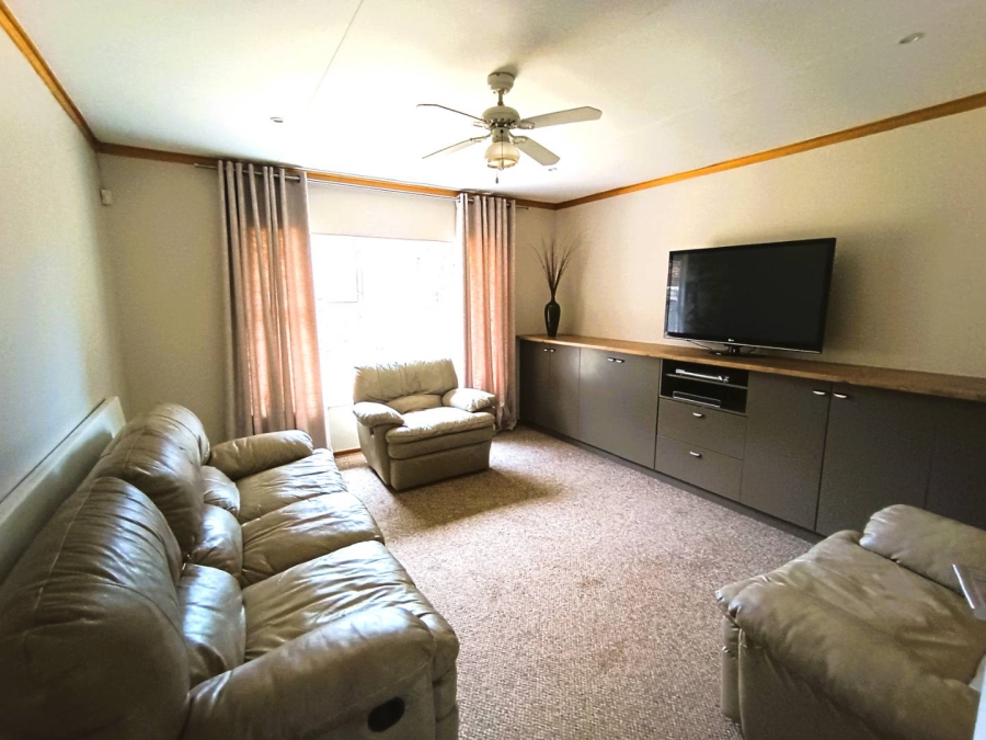 4 Bedroom Property for Sale in Langenhovenpark Free State
